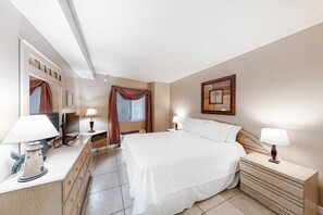 1 bedroom, Internet, bed sheets - Beachfront Condo w/ Gulf View, Balcony, WiFi & Shared Outdoor Pool/Gym (Perdido Key)