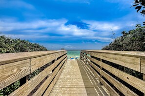 Property grounds - Gorgeous coastal condo with shared pool and private balcony (Santa Rosa Beach)