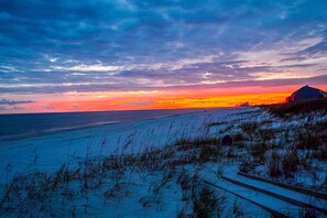 Beach nearby - Snowbird-friendly townhome with WiFi, patio, central ac, pool,hot tub,gym (Perdido Key)