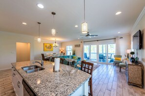 Interior - Snowbird-friendly townhome with WiFi, patio, central ac, pool,hot tub,gym (Perdido Key)