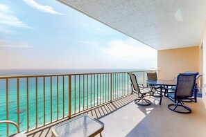 Outdoor dining - Beachside condo with a pool, hot tub, washer/dryer, beach access - snowbirds OK (Panama City Beach)