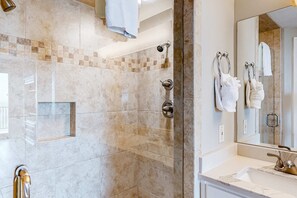 Douche, sèche-cheveux, serviettes fournies