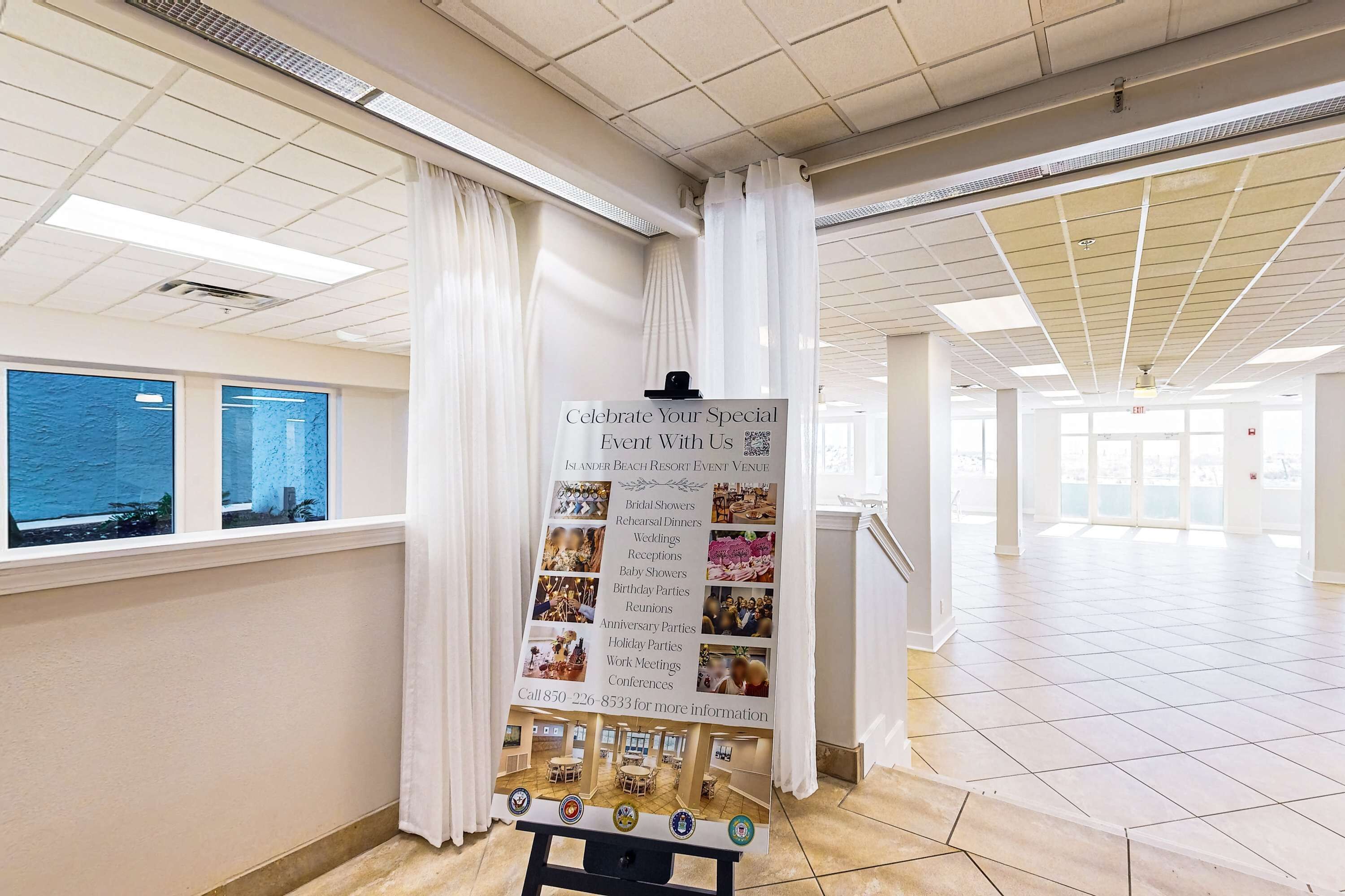 Een evenementenlocatie in een hotel, met een bord waarop diensten staan vermeld, zoals bruiloften, recepties en congressen.