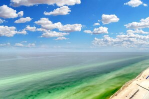 On the beach - 6th-floor Gulf & beachfront condo with pools, hot tubs, restaurant, & game room (Panama City Beach)