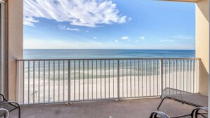 Een balkon met uitzicht op het strand en de oceaan.