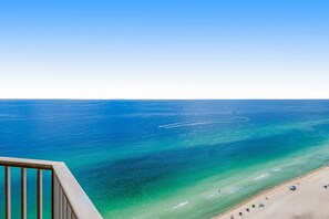 On the beach - Resort condo w/ free WiFi, shared pool & amenities, just steps from the beach (Panama City Beach)