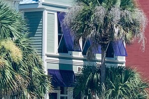 Exterior detail - Waterfront apartment with lovely views in walkable location (Apalachicola)
