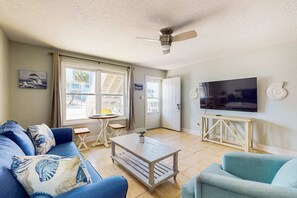 TV, offices - Spacious Condo with full kitchen, shared pool and beach access (Perdido Key)