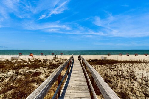 Spacious Condo with full kitchen, shared pool and beach access