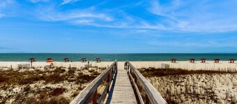 Spacious Condo with full kitchen, shared pool and beach access