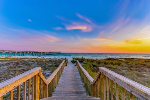 Gulf-front condo with amazing beach views, 3 pools, hot tubs, balcony, gym & AC