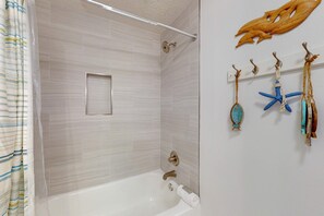 Shower, towels - 2-story townhouse with beach access, outdoor pool, balcony, washer/dryer, AC (Miramar Beach)