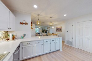 Fridge, microwave, oven, stovetop - 2-story townhouse with beach access, outdoor pool, balcony, washer/dryer, AC (Miramar Beach)