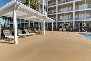 Terrace/patio - Updated condo with balcony, central AC, pools, hot tub, grills, & beach access (Perdido Key)