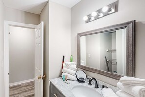 Shower, hair dryer, towels - Updated condo with balcony, central AC, pools, hot tub, grills, & beach access (Perdido Key)