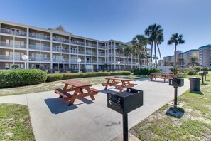 Outdoor dining - Updated condo with balcony, central AC, pools, hot tub, grills, & beach access (Perdido Key)