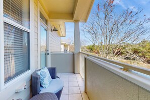 Terrace/patio - Cozy coastal condo with shared pool, full kitchen & close to beach (Santa Rosa Beach)