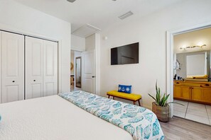 2 bedrooms, iron/ironing board, WiFi, bed sheets - Cozy coastal condo with shared pool, full kitchen & close to beach (Santa Rosa Beach)