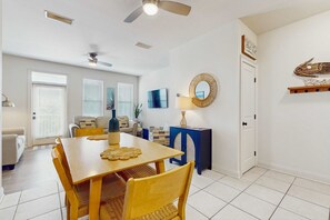 Dining - Cozy coastal condo with shared pool, full kitchen & close to beach (Santa Rosa Beach)