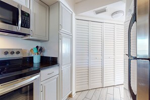 Fridge, microwave, oven, stovetop - Tivoli by the Sea #5239 - Sunshine Cottage (Miramar Beach)