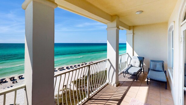 Un balcon avec vue sur la plage et l’océan.
