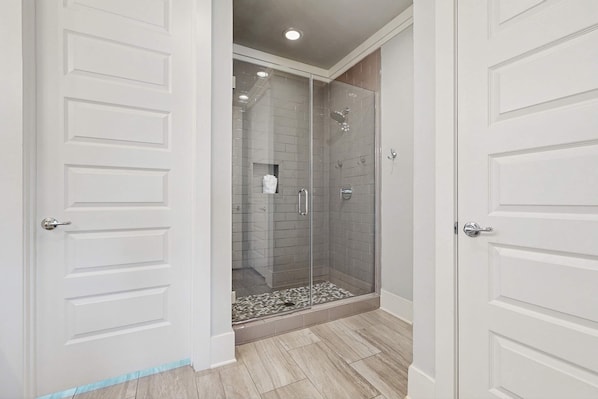 Shower, towels - White Coral Chateau (Miramar Beach)