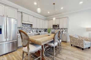 Fridge, microwave, oven, stovetop - White Coral Chateau (Miramar Beach)
