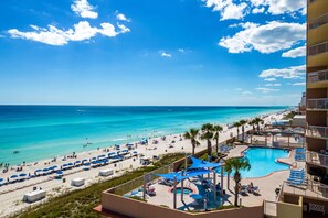 Un resort con piscina, playa y vista al océano.