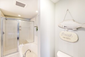 Shower, towels - 2nd Floor Upscale Condo At Waterscape 490 Feet Of Private Beach (Fort Walton Beach)
