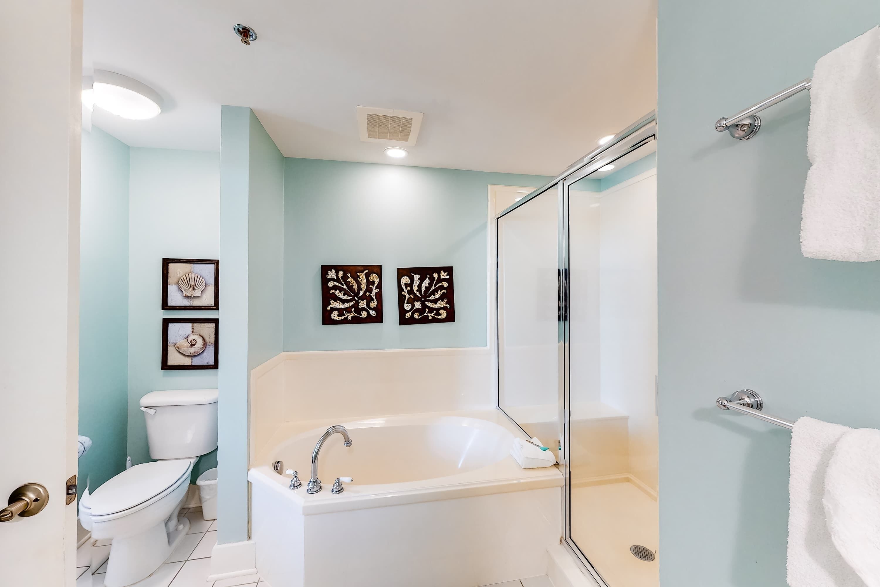 Une salle de bain équipée d’une baignoire, de toilettes et d’un espace douche.