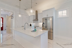 Fridge, microwave, oven, stovetop - Villa Lago - Seaside Sanctuary (Miramar Beach)