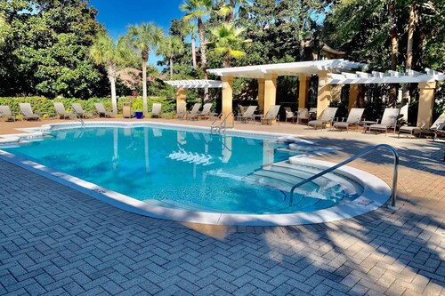 Dog-friendly townhome with golf cart, close to shops, restaurants, pools, & beach