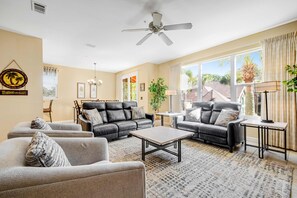 TV, DVD player, offices - Dog-friendly townhome close to shops, restaurants, pools, & beaches (Miramar Beach)