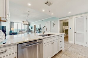 Fridge, microwave, oven, stovetop - Spacious Rental W/ Views Of The Gulf, Beach Service, Walk To Restaurants (Fort Walton Beach)