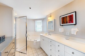 Shower, towels - Beachfront Condo with Private Beach/Access, Balcony, Ocean View, & WiFi (Fort Walton Beach)