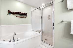 Shower, towels - Beach-Chic Condo On Okaloosa Island Steps To Beach Lazy River (Fort Walton Beach)