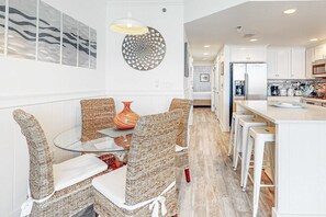 Dining - 5th floor top rated, well appointed beachfront condo. Lazy river, pools, and hot tubs! (Fort Walton Beach)
