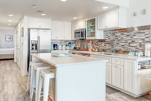 Fridge, microwave, oven, stovetop - 5th floor top rated, well appointed beachfront condo. Lazy river, pools, and hot tubs! (Fort Walton Beach)