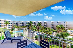 Property grounds - Snowbird-friendly condo on Okaloosa Island with lazy river - steps to beach (Fort Walton Beach)
