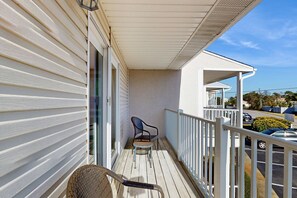 Terrace/patio - Comfy townhome with pool, patio, WiFi, & W/D - walkable location to the beach (Miramar Beach)