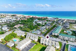 Exterior - Comfy townhome with pool, patio, WiFi, & W/D - walkable location to the beach (Miramar Beach)