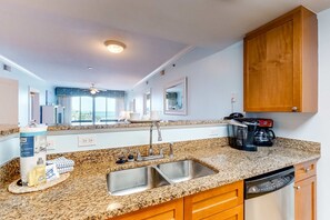 Fridge, microwave, oven, stovetop - 3rd Floor Beachy Condo At Waterscape 490 Feet Of Private Beach (Fort Walton Beach)