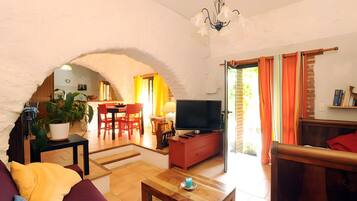 Tv och ett bordtennisbord