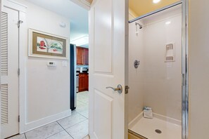Shower, hair dryer, towels - 6th Floor Condo On Okaloosa Island Waterfall, Lazy River (Fort Walton Beach)