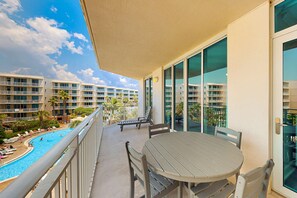 Outdoor dining - 4th-floor remodeled condo with pool, hot tub, fitness room, balcony & lazy river (Fort Walton Beach)