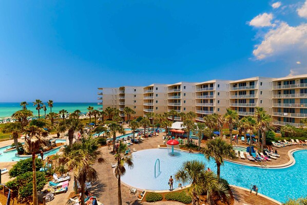 Pool - 4th-floor remodeled condo with pool, hot tub, fitness room, balcony & lazy river (Fort Walton Beach)