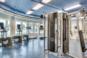 Ein modernes Fitnessstudio mit verschiedenen Trainingsgeräten, darunter Laufbänder und Kraftgeräte.