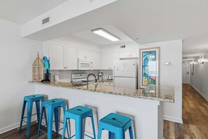 Fridge, microwave, oven, stovetop - Gorgeous and cozy beachfront condo with shared pool and beach access (Fort Walton Beach)