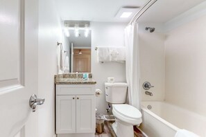 Shower, hair dryer, towels - Gorgeous and cozy beachfront condo with shared pool and beach access (Fort Walton Beach)
