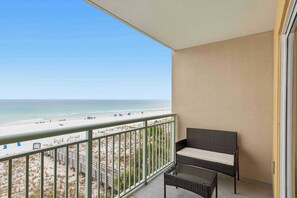 Property grounds - Gorgeous and cozy beachfront condo with shared pool and beach access (Fort Walton Beach)